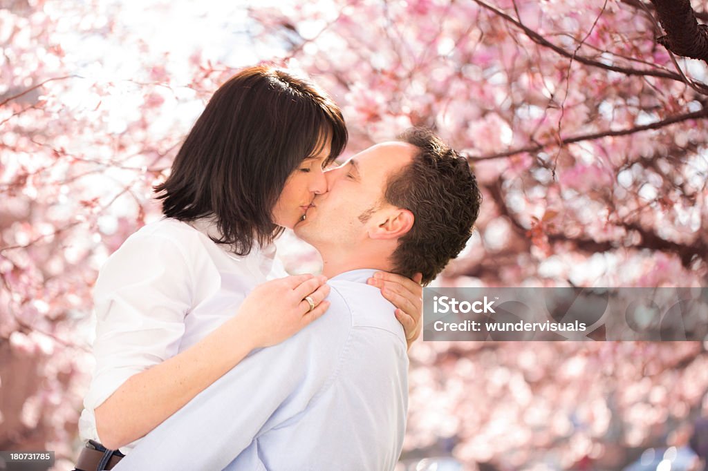 Homem Maduro levantando sua esposa para um beijo romântico - Foto de stock de Beijar royalty-free