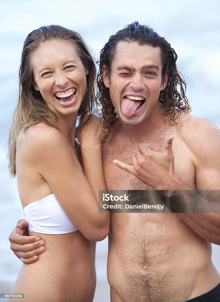 Coppia felice sulla spiaggia alle Hawaii - Foto stock royalty-free di Abbracciare una persona