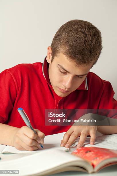 Teenager Zu Tun Seine Hausaufgaben Stockfoto und mehr Bilder von Akademisches Lernen - Akademisches Lernen, Bildung, Bleistift