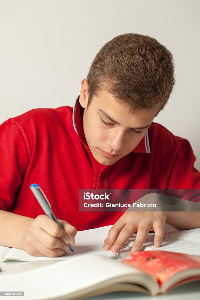 Подросток делает его Домашняя работа - Стоковые фото Вертикальный роялти-фри
