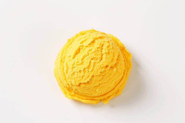 gelbe kugel eis auf wei�ßem hintergrund - lemon ice cream stock-fotos und bilder