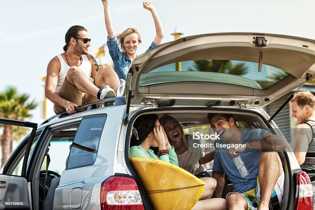 Amigos en la playa - Foto de stock de Agua potable libre de derechos