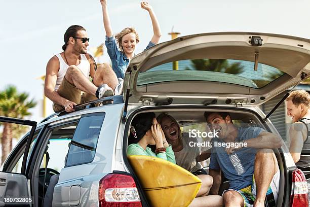 Amigos En La Playa Foto de stock y más banco de imágenes de Agua potable - Agua potable, Coche, Maletero