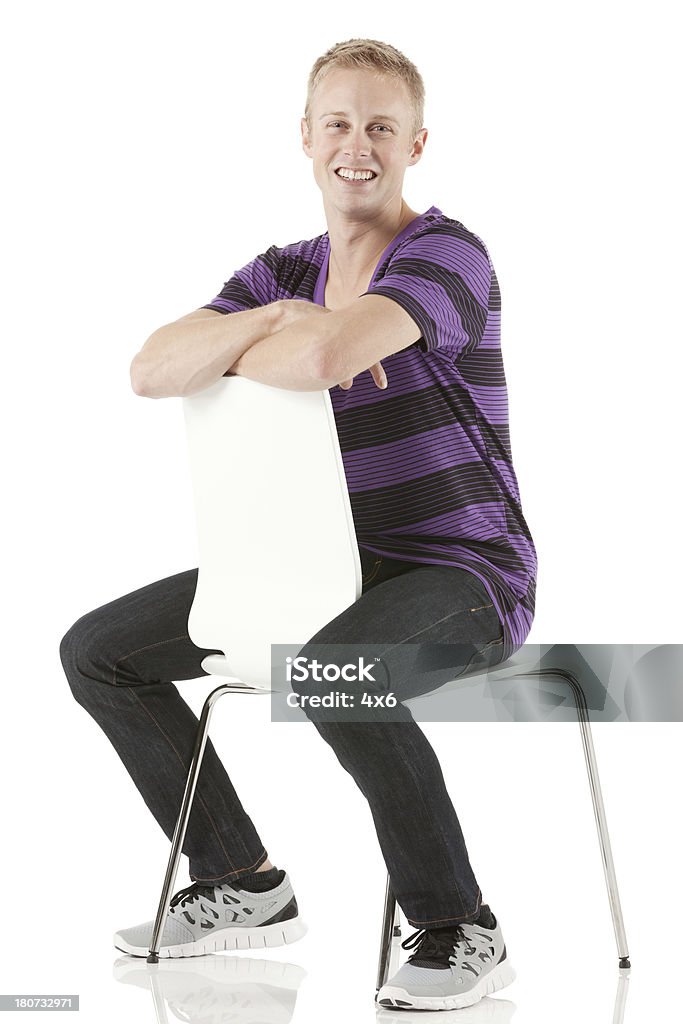 남자 의자에 앉아 다시 앞마당 - 로열티 프리 뒤를 앞으로 스톡 사진