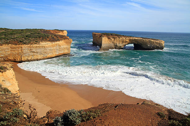 лондонский мост - london arch great ocean road cliff australia стоковые фото и изображения