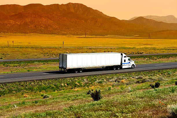 배달차 on 네바다 주, usa - truck desert semi truck orange 뉴스 사진 이미지