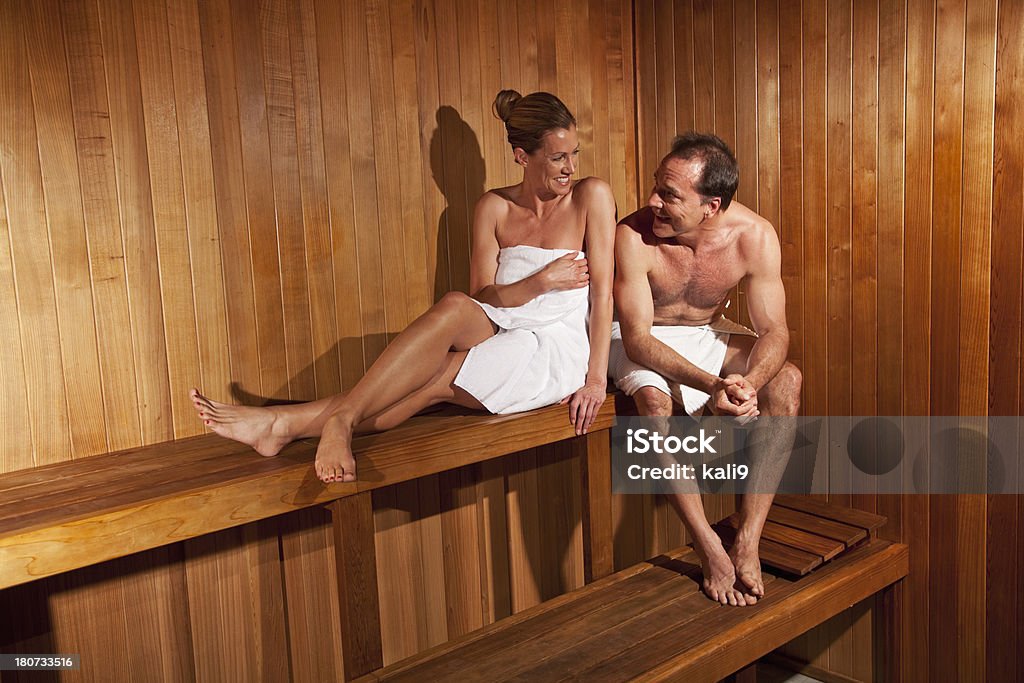 couple d'âge mûr dans un sauna - Photo de Sauna libre de droits
