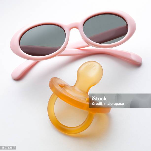 Sonnenbrillen Für Babys Und Schnuller Stockfoto und mehr Bilder von Isoliert - Isoliert, Rosa, Sonnenbrille