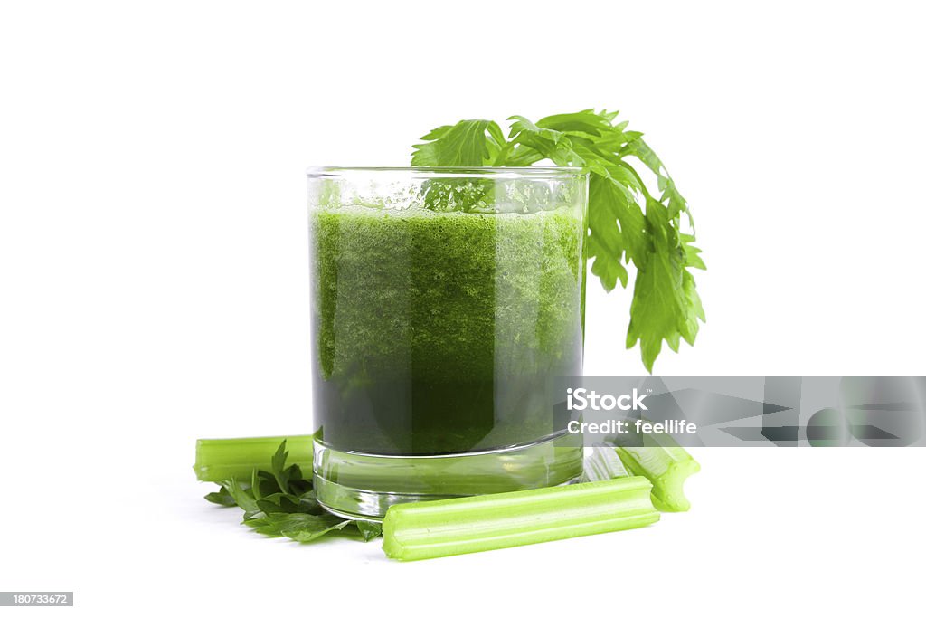 De suco de aipo isolado no fundo branco - Foto de stock de Aipo royalty-free