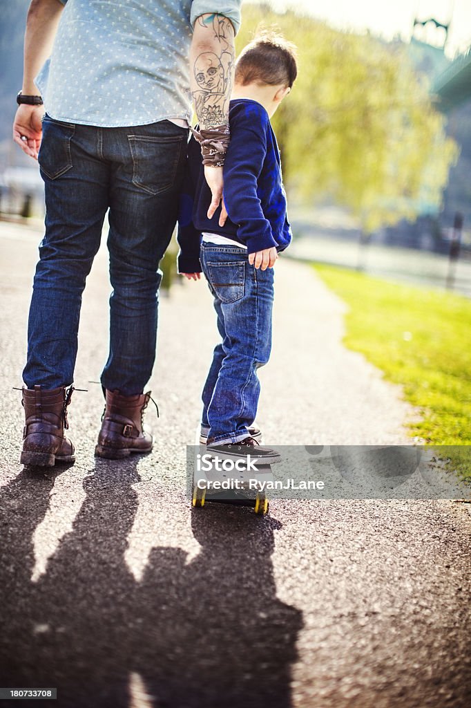 Père de Son fils d'enseignement de skate - Photo de Enfant libre de droits