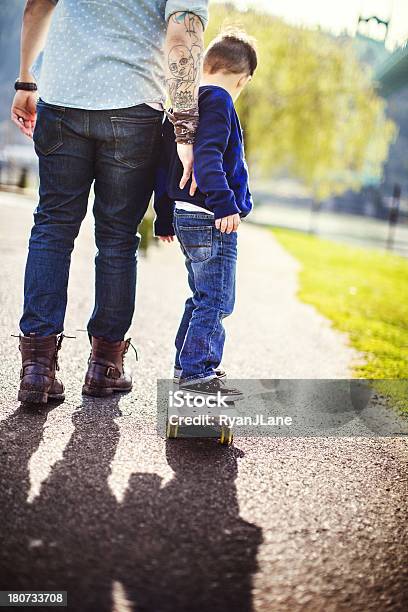 Pai Ensinando Seu Filho A Skate - Fotografias de stock e mais imagens de Criança - Criança, Assistência, Tatuagem