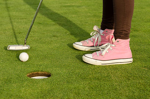 juegue en el club de golf de una chica joven - golf women pink ball fotografías e imágenes de stock