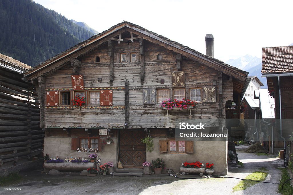 Szwajcarska house - Zbiór zdjęć royalty-free (Chata w górach)