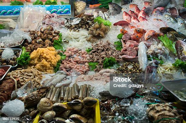 Mercado De Peixe - Fotografias de stock e mais imagens de Alimentação Saudável - Alimentação Saudável, Calamar, Captura de Peixe