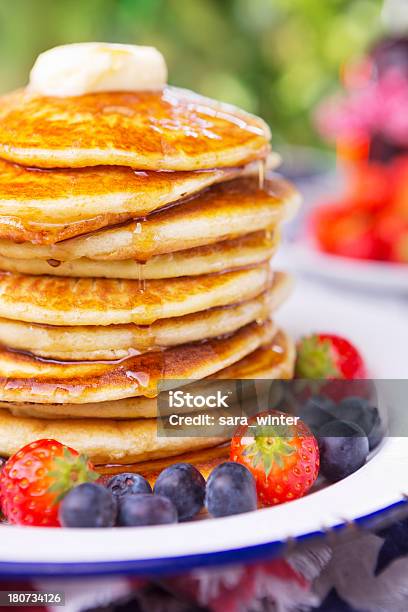 Pilha De Panquecas Com Frutas Frescas E Xarope E Manteiga - Fotografias de stock e mais imagens de Alto-Contraste