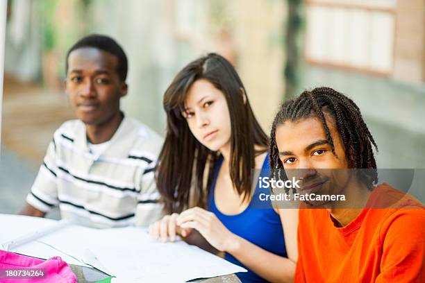 High School Students Foto de stock y más banco de imágenes de Adolescencia - Adolescencia, Adolescente, Adulto