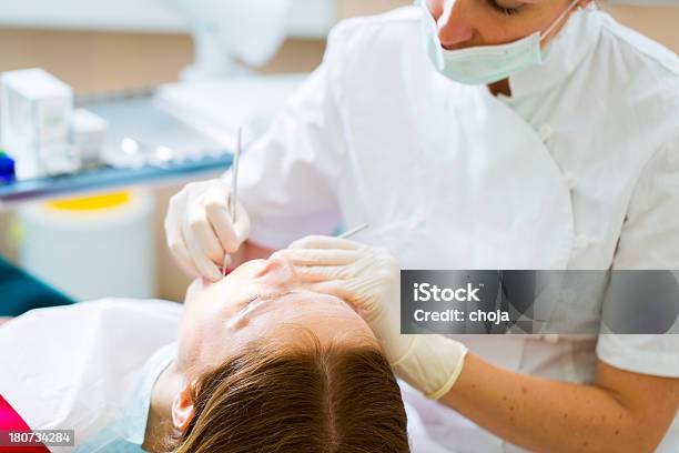 Cena De Dentista Officedentist Equipa No Trabalho - Fotografias de stock e mais imagens de Cadeira de Dentista - Cadeira de Dentista, Consultório Dentário, Dente Humano