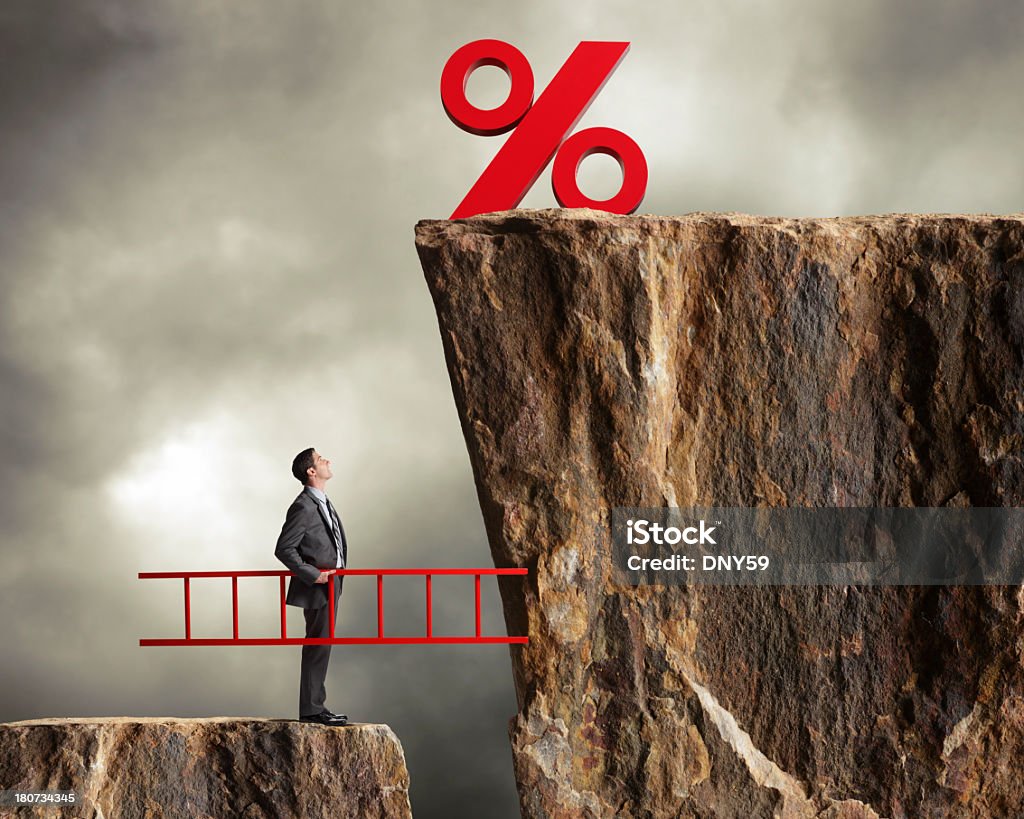 Бизнесмен, держа ladder Всматриваться на более высоких процентных ставок - Стоковые фото Инфляция роялти-фри