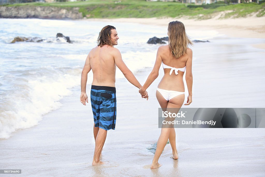 Casal feliz na praia no Havai - Royalty-free Abraçar Foto de stock