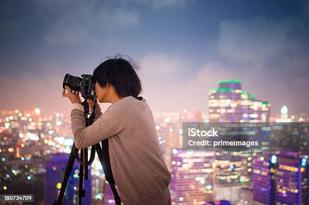 Photo libre de droit de Jeune Photographe Avec Éclairage De Nuit De Grande Ville banque d'images et plus d'images libres de droit de Activité