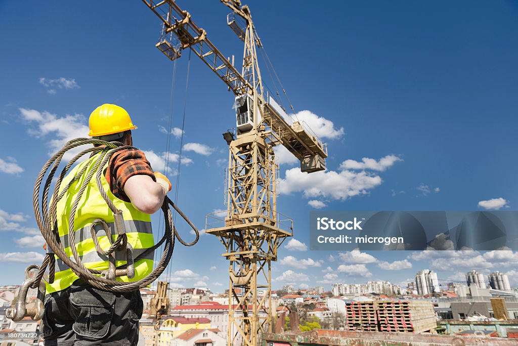 Trabalhador da Construção Civil e o Guindaste de torre - Royalty-free Operador de Guindaste Foto de stock