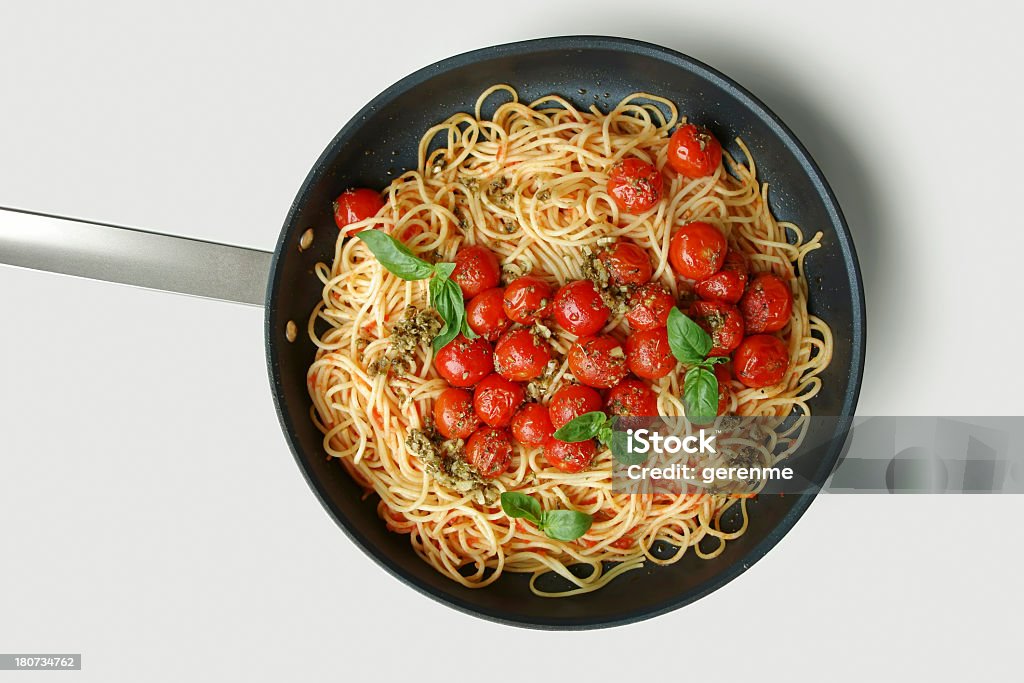 spaghetti con sugo di pomodoro e basilico - Foto stock royalty-free di Ambientazione interna
