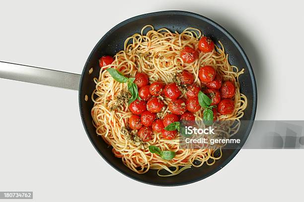 Spaghetti Con Sugo Di Pomodoro E Basilico - Fotografie stock e altre immagini di Ambientazione interna - Ambientazione interna, Basilico, Cibi e bevande