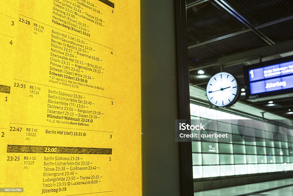 鉄道の時刻表に鉄道駅でベルリン - 発着案内板のロイヤリティフリーストックフォト