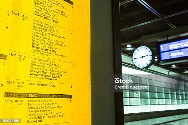 鉄道の時刻表に鉄道駅でベルリン - 発着案内板のストックフォトや画像を多数ご用意 - 発着案内板, 列車, ドイツ