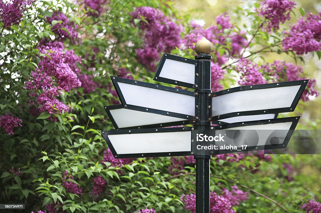 Blank panneau dans un magnifique jardin - Photo de Activité de loisirs libre de droits