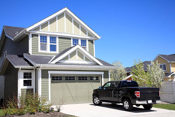 Living In A Very Nice Home Pretty new two storey home with 4X4 truck parked in driveway. empty home garage stock pictures, royalty-free photos & images