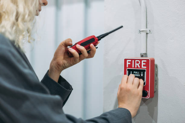 warehouse workers use talkie of an emergency in a factory worker. - 滅火筒標誌 個照片及圖片檔