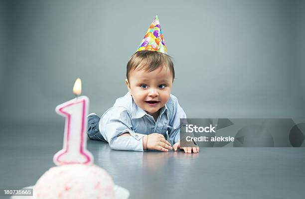 Photo libre de droit de Petit Garçon Dans Le Studio banque d'images et plus d'images libres de droit de Anniversaire - Anniversaire, Bébé, Prise de vue en studio