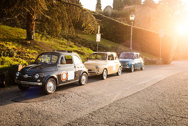 coches de época de italia al atardecer - sun sunlight italy florence italy fotografías e imágenes de stock