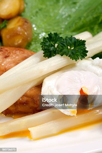Hühnerbrust Mit Spargel Mit Pochiertem Ei Stockfoto und mehr Bilder von Bildschärfe - Bildschärfe, Ei, Fleisch