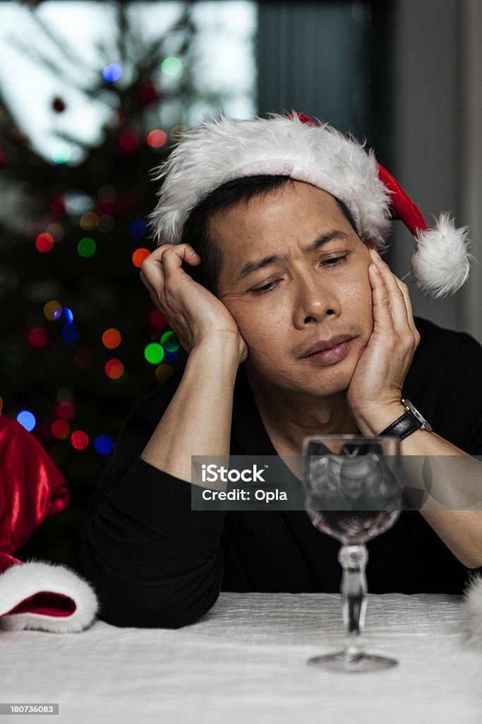 Fatigué homme avec Chapeau de Père Noël - Photo de 45-49 ans libre de droits