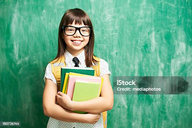 Bambino Di Scuola Elementare - Fotografie stock e altre immagini di 6-7 anni - 6-7 anni, Abbigliamento casual, Allegro
