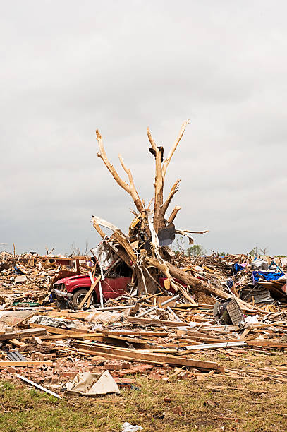 destruição do tornado - tornado ruined oklahoma environmental damage imagens e fotografias de stock