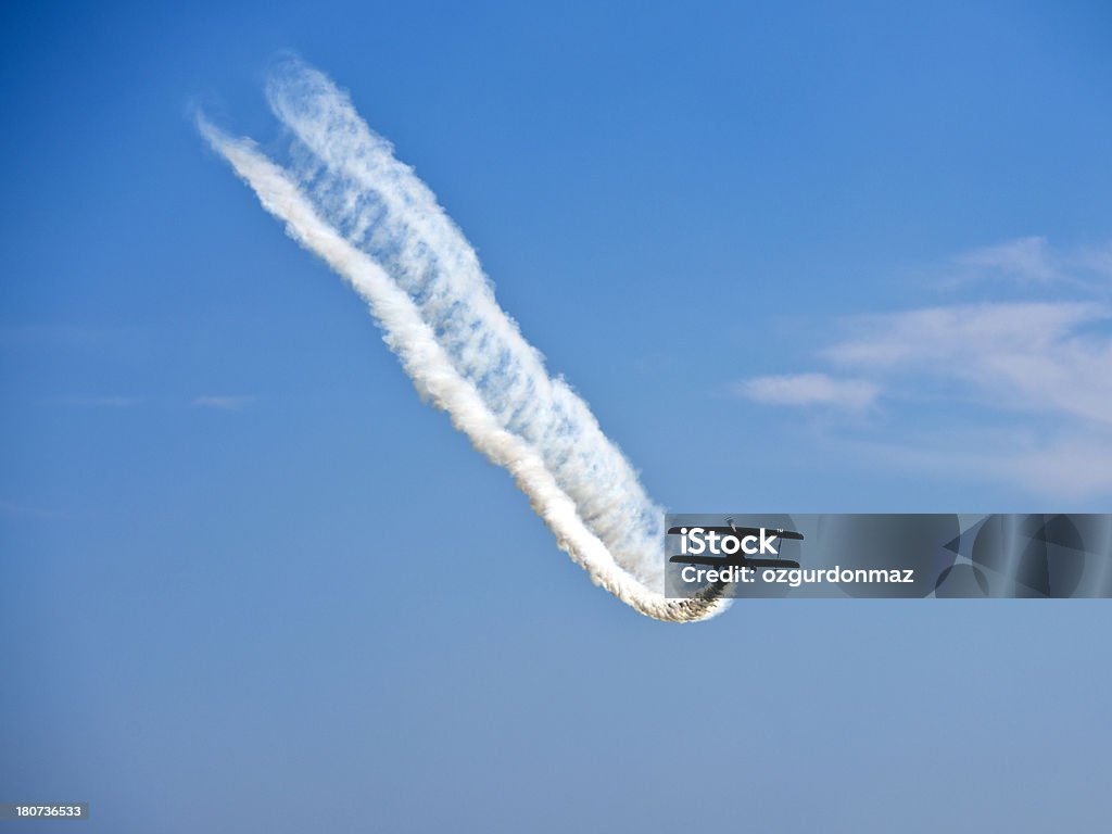 Einen Aerobic-Doppeldecker-mit Rauch - Lizenzfrei Kunstflugmaschine Stock-Foto