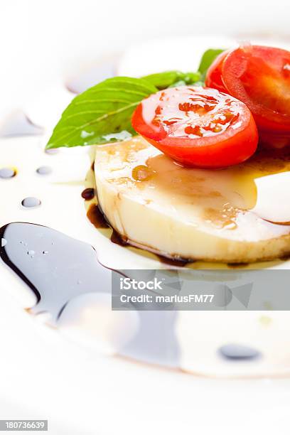 Insalata Caprese - Fotografie stock e altre immagini di Aceto balsamico - Aceto balsamico, Alimentazione sana, Antipasto