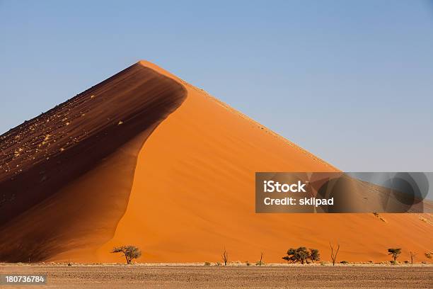 Foto de Red Dunas No Deserto De Namib e mais fotos de stock de Areia - Areia, Azul, Céu - Fenômeno natural