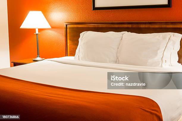 Habitación Con Una Cama Foto de stock y más banco de imágenes de Almohada - Almohada, Blanco - Color, Cabecera de la cama