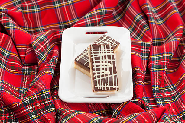 Scottish assar-Shortbread sobre a bandeja branca e tartan tecido - foto de acervo