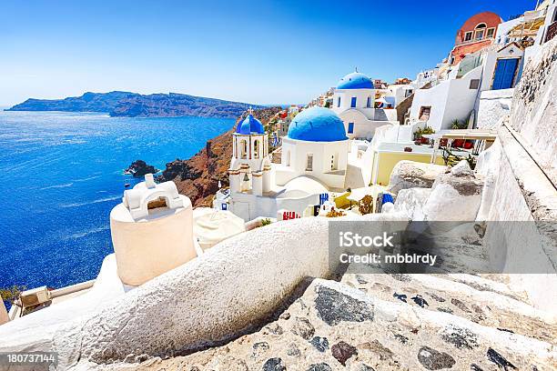 Foto de Vila De Oia Na Ilha De Santorini Grécia e mais fotos de stock de Arquitetura - Arquitetura, Azul, Branco