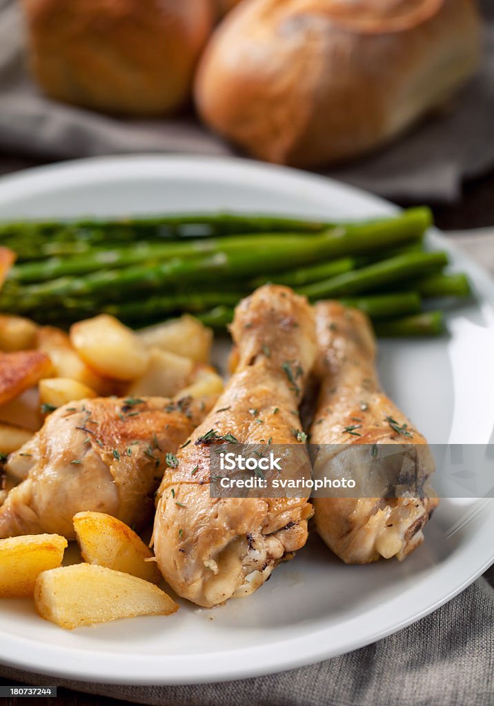 Pollo asado con papas y espárragos - Foto de stock de Aislado libre de derechos
