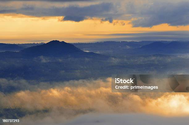 Hermoso Sol A Misty Mañana A Las Montañas Foto de stock y más banco de imágenes de Ajardinado - Ajardinado, Alto - Descripción física, Anochecer