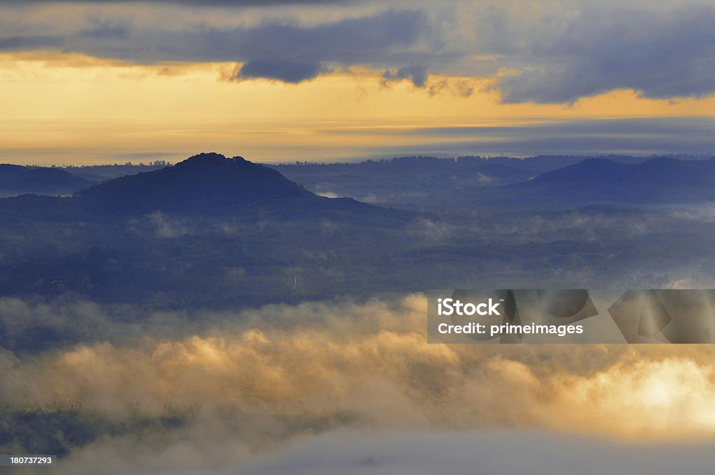 Bellissimo Sole al mattino nebbioso montagne. - Foto stock royalty-free di A mezz'aria