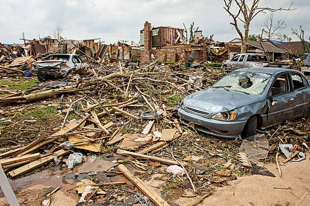 путь торнадо - tornado ruined oklahoma environmental damage стоковые фото и изображения