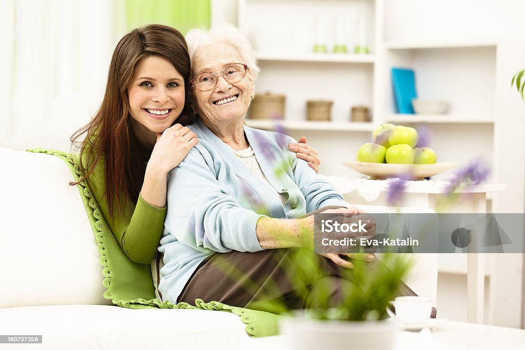 Abbracciare sua nonna Nipote - Foto stock royalty-free di Ricordi