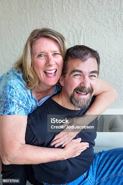 Foto de Pessoas Reais Feliz Casal De Meia Idade e mais fotos de stock de Abraçar - Abraçar, Adulto, Adulto maduro
